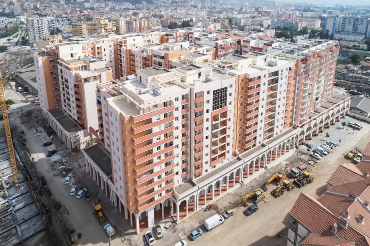 quartier residentiel avec immeubles de couleur blanche et orange receptionné avec fenetre pvc et porte fenetre pvc en algerie vu du ciel