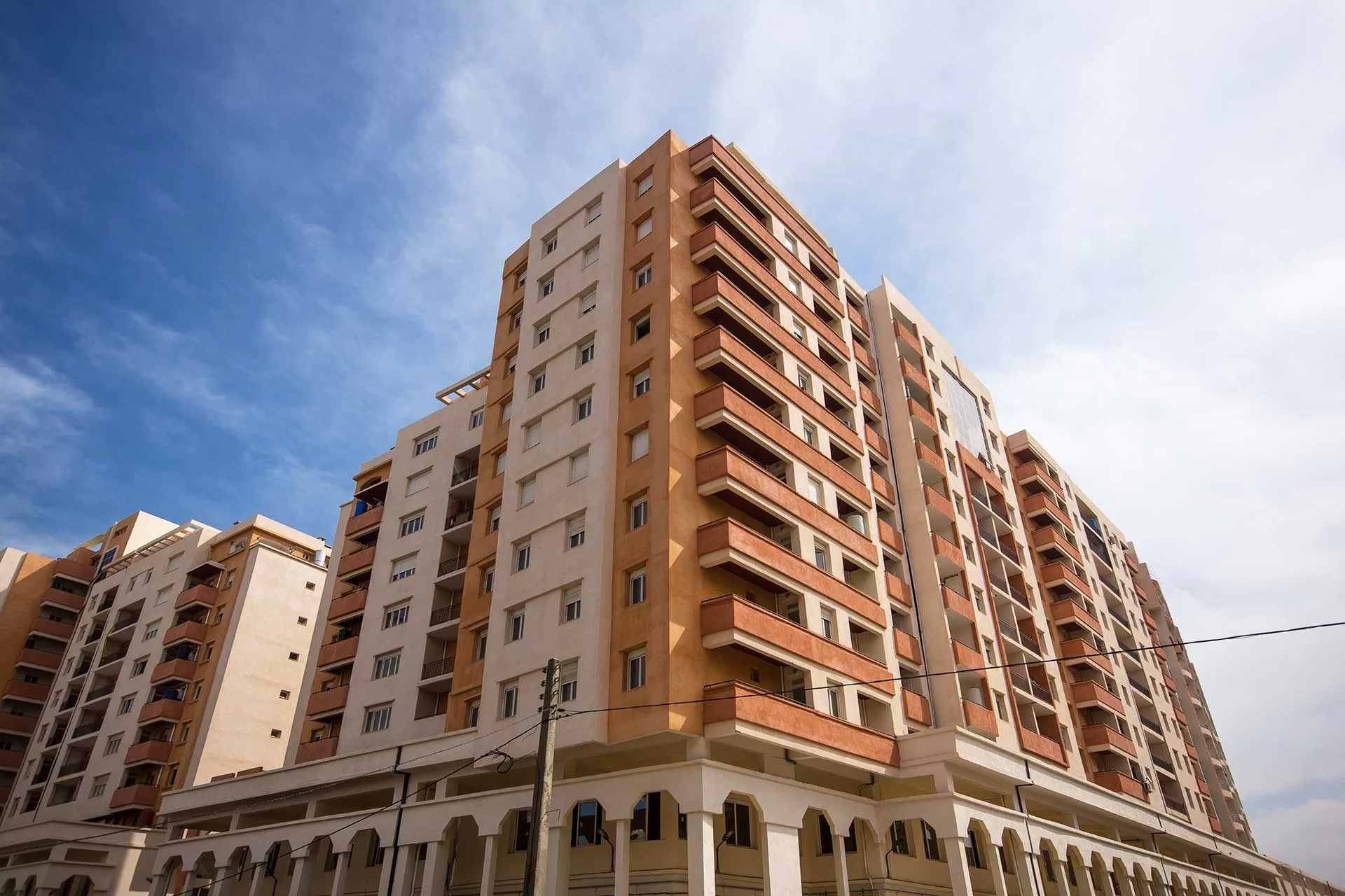 vu d'en bas d'un quartier residentiel a bejaia realisé avec des fenetres pvc et porte fenetre pvc oxxo de couleur blanche