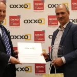 Directeur Général d'OXXO remettant une attestation de remerciement à un distributeur OXXO Baies