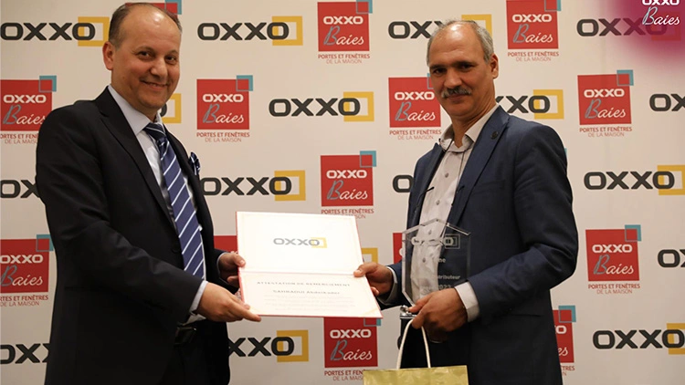 Directeur Général d'OXXO remettant une attestation de remerciement à un distributeur OXXO Baies