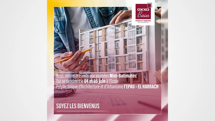 Une main désignant des fenêtres pvc et baies vitrées dans une construction en fond pour une annonce de la participation d'OXXO aux journées Mini-Batimatec à l'EPAU