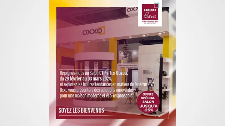 Un stand OXXO avec fenêtre pvc grise en fond d'une annonce de participation d'OXXO au salon CTP de Tizi-Ouzou