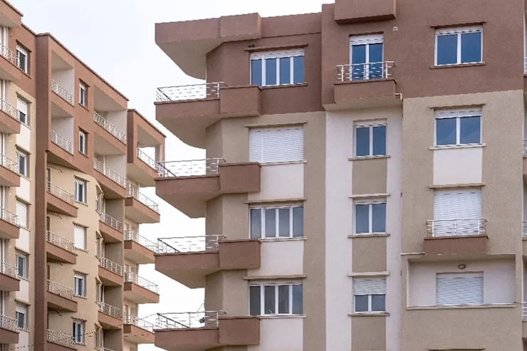 batiment amenagé avec des fenetres pvc blanches avec coffre volet roulant dans un chantier a bejaia