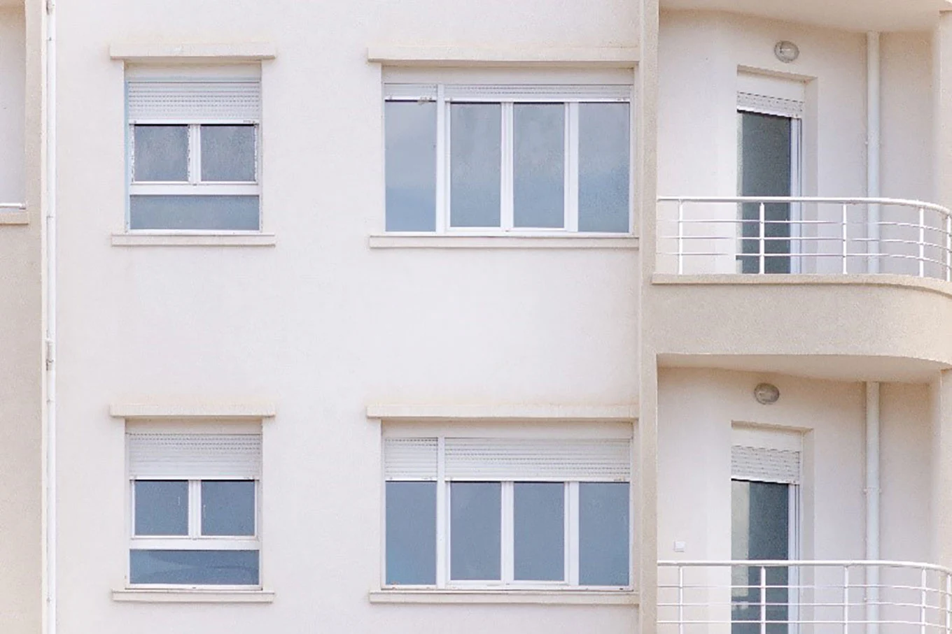 fenetres pvc avec plusieurs vantaux et porte fenetre pvc de couleur blanche avec double vitrage isolant s'ouvrant sur un balcon