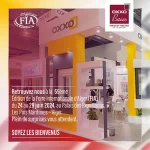 Détails de la participation d'OXXO à la Foire Internationale d'Alger "FIA" écrits sur un fond flouté d'un stand avec fenêtre pvc blanche