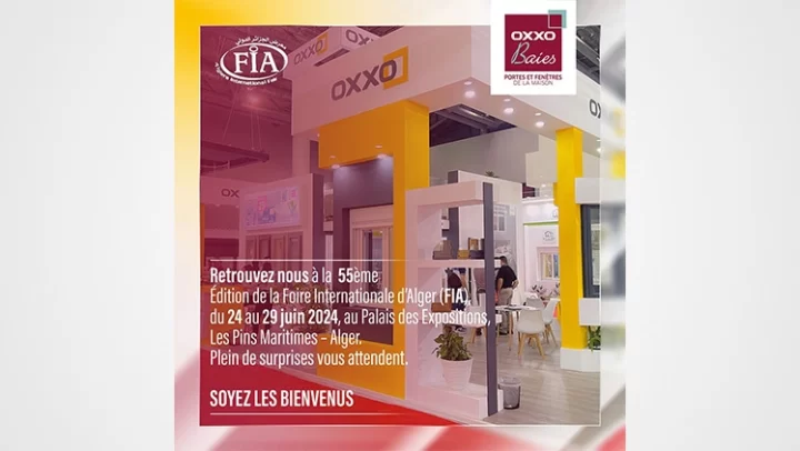 Détails de la participation d'OXXO à la Foire Internationale d'Alger "FIA" écrits sur un fond flouté d'un stand avec fenêtre pvc blanche