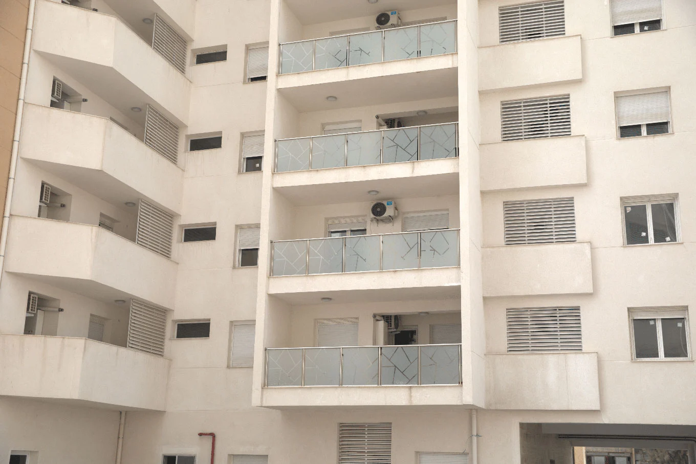 pose de fenetre pvc oxxo dans un immeuble avec balcons de couleur blanche sur un chantier a alger