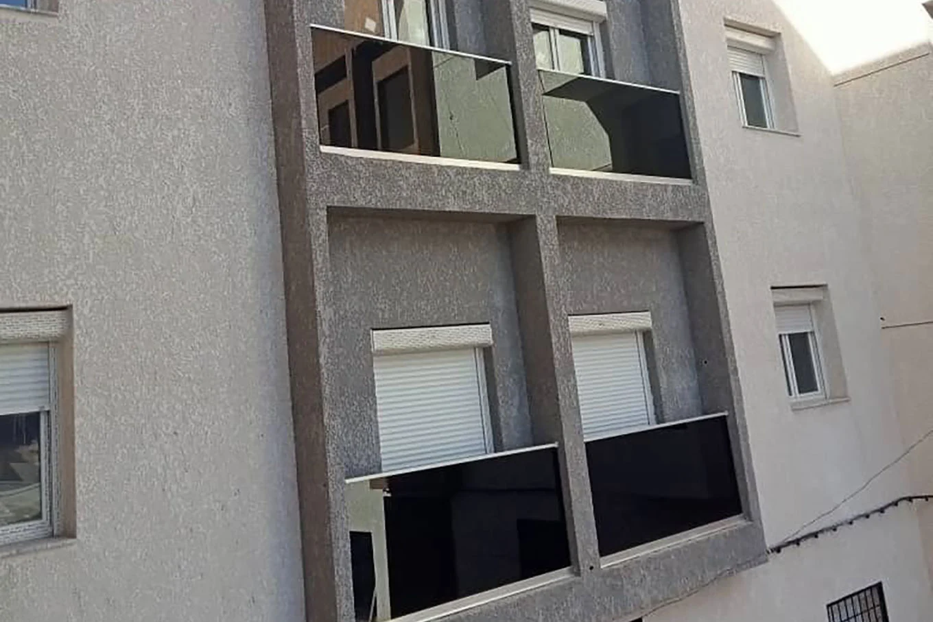 amenagement de logement a tlemcen avec fenetres pvc avec coffre volet roulant de couleur blanche