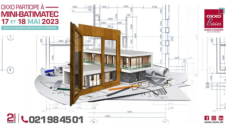 Fenêtre pvc plaxée avec une couleur faux bois devant une maison en miniature pour annoncer la participation d'oxxo au Mini-Batimatec à l'EPAU