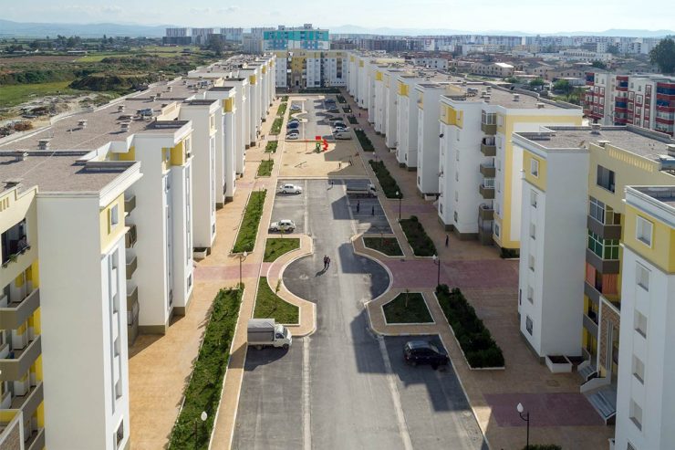 logement aadl neuf realisé avec des fenetres pvc oxxo s'ouvrant sur un parking avec espace vert a annaba vu d'en haut